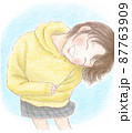 黄色のパーカーの女の子 87763909