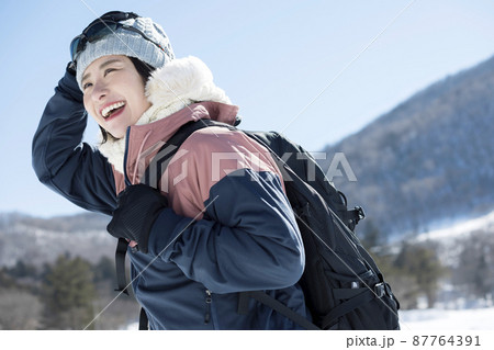 冬山登山をする若い女性 87764391