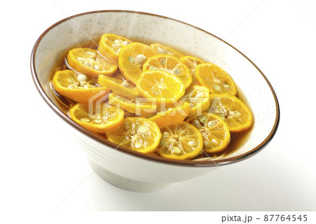 スダチのスライスがたくさん入っている熱々すだち蕎麦を白背景で撮影 87764545