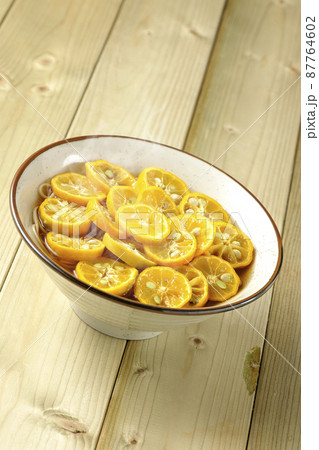 スダチのスライスがたくさん入っている熱々すだち蕎麦 スダチのスライスがたくさん入っている熱々すだち蕎麦 87764602