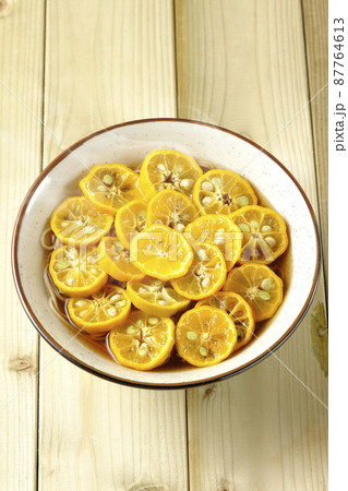 スダチのスライスがたくさん入っている熱々すだち蕎麦を俯瞰で撮影 87764613
