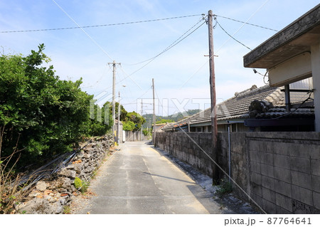 沖縄　伊平屋　島の風景（田名集落） 87764641