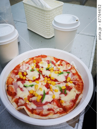 朝市のキッチンカーのピザ 87764652