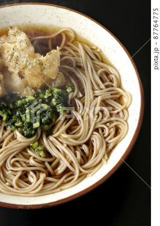 熱々のり塩とり天蕎麦を黒背景で俯瞰撮影 熱々のり塩とり天蕎麦を黒背景で俯瞰撮影 87764775