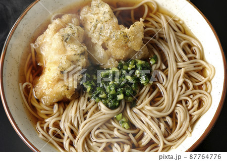 熱々のり塩とり天蕎麦を黒背景で俯瞰撮影 熱々のり塩とり天蕎麦を黒背景で俯瞰撮影 87764776
