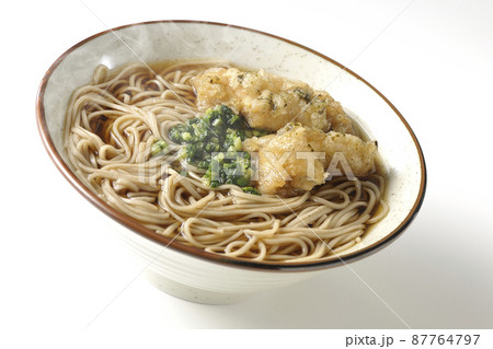 熱々のり塩とり天蕎麦を白背景で撮影 87764797