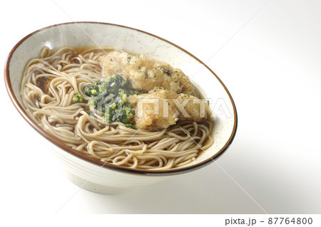 熱々のり塩とり天蕎麦を白背景で撮影 熱々のり塩とり天蕎麦を白背景で撮影 87764800
