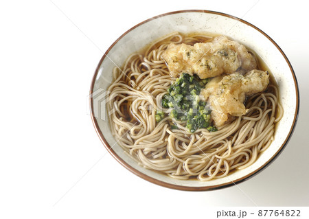 熱々のり塩とり天蕎麦を白背景で俯瞰撮影 熱々のり塩とり天蕎麦を白背景で俯瞰撮影 87764822