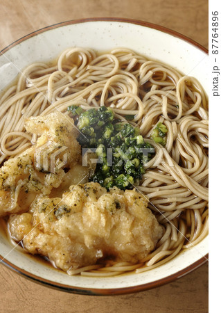 熱々のり塩とり天蕎麦を俯瞰で撮影 87764896