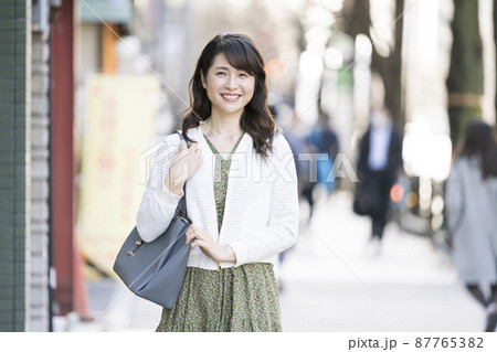 カメラ目線で笑顔のアラフィフの女性 カメラ目線で笑顔のアラフィフの女性 87765382