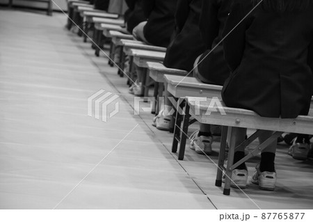 静かに話を聞く卒業生 静かに話を聞く卒業生 87765877