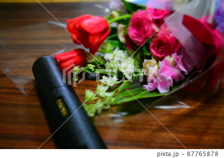 卒業証書と花束 卒業証書と花束 87765878