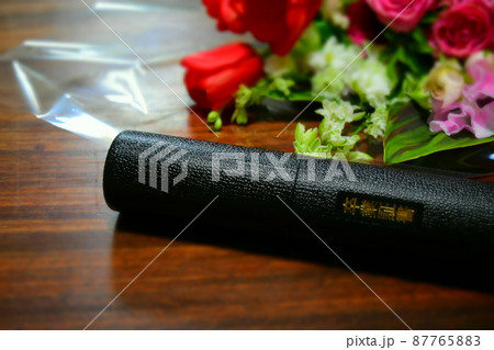 卒業証書ホルダーと花束 87765883