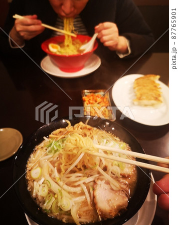 ラーメンを食べる女性 87765901