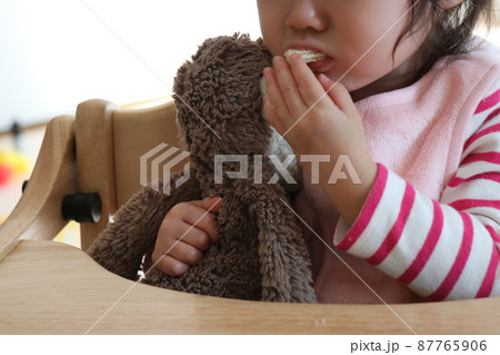 ぬいぐるみを抱く赤ちゃん、一歳、ブランケット症候群 87765906