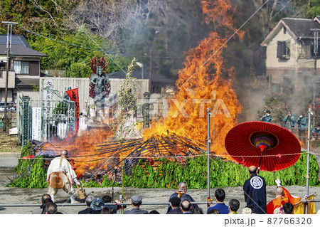 東京都　高尾山薬王院　火渡り祭 87766320