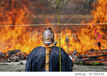 東京都　高尾山薬王院　火渡り祭 87766324