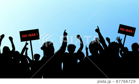 NO WAR!と書いたプラカードを持つ人々のシルエット_青空背景 NO WAR!と書いたプラカードを持つ人々のシルエット_青空背景 87766729