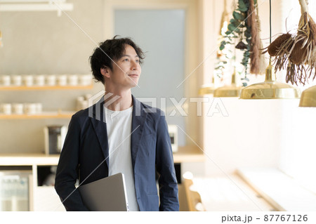 ビジネスマン　30代男性 87767126