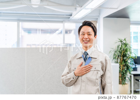 作業着を着た男性 作業着を着た男性 87767470