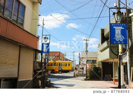 風情ある町に溶け込むローカル線 87768093