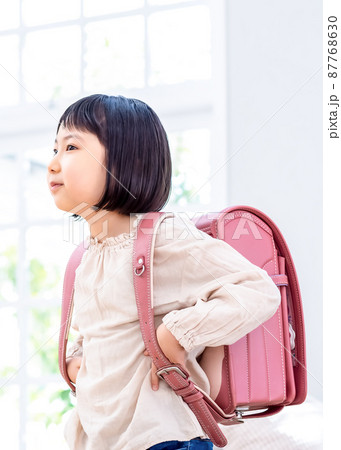 ランドセルを背負った小学生 ランドセルを背負った小学生 87768630