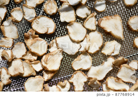 スライスしたキクイモ（菊芋）の天日干し 87768914