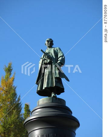 イチョウの黄葉に彩られた靖国神社の大村益次郎銅像 87769099