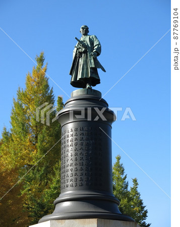 イチョウの黄葉に彩られた靖国神社の大村益次郎銅像 87769104