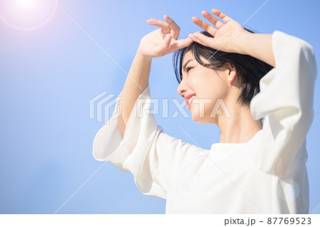 日差しを眩しがる女性 日差しを眩しがる女性 87769523