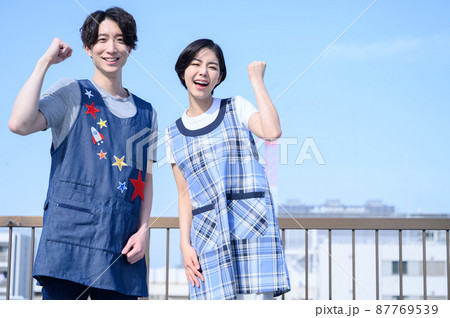 保育士や介護士などにイメージ使えそうな写真　男女 87769539
