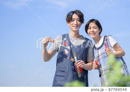 保育士さんや介護士さんの求人に使えそうなイメージ 87769549