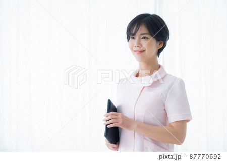 白衣の女性 87770692