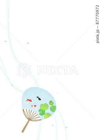 暑中見舞い　うちわに描かれた金魚　--挨拶文なし--【はがき比率】 87770972