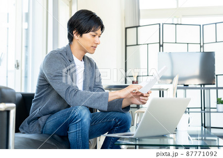 テレワーク 男性 パソコン ライフスタイル カジュアル テレワーク 男性 パソコン ライフスタイル カジュアル 87771092
