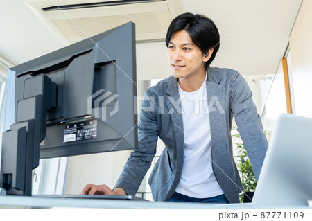 テレワーク　男性　パソコン　ライフスタイル　カジュアル 87771109