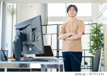 テレワーク　男性　パソコン　ライフスタイル　カジュアル 87771141