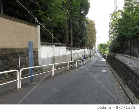 千代田区の富士見2丁目と九段北3丁目の間にある富士見坂 千代田区の富士見2丁目と九段北3丁目の間にある富士見坂 87771278