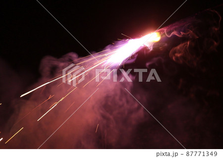 日本の美しい手持ち花火 87771349