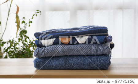 たたまれた冬物の服。衣替え・服の整頓イメージ。 87771356