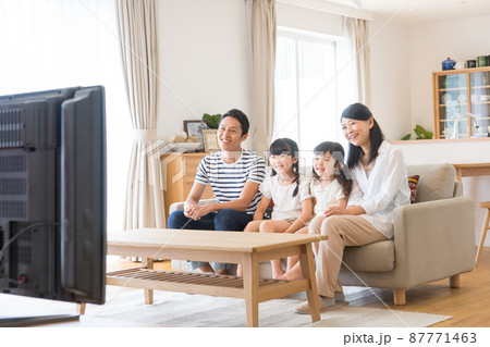 テレビを見る若い家族 テレビを見る若い家族 87771463