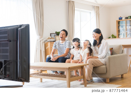 テレビを見る若い家族 テレビを見る若い家族 87771464