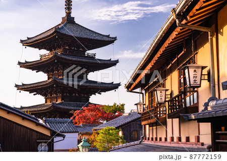 《京都府》夕焼けの八坂の塔・清水寺の参道 87772159