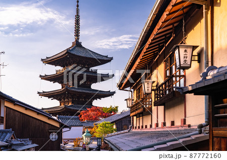 《京都府》夕焼けの八坂の塔・清水寺の参道 87772160