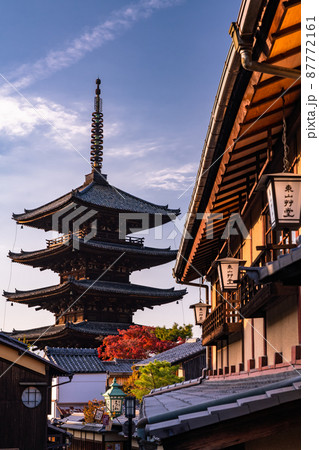 《京都府》夕焼けの八坂の塔・清水寺の参道 《京都府》夕焼けの八坂の塔・清水寺の参道 87772161