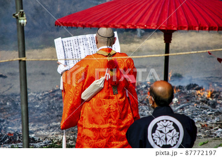 東京都　高尾山薬王院　火渡り祭　僧正の火渡り 87772197