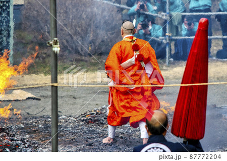 東京都　高尾山薬王院　火渡り祭　僧正の火渡り 87772204