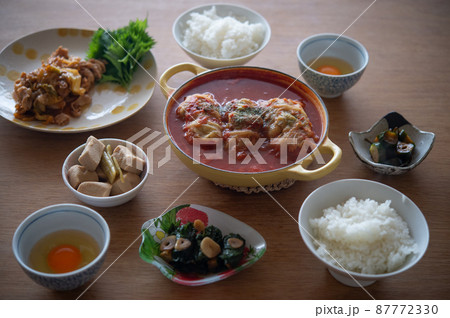 トマトで煮込んだロールキャベツの食卓 トマトで煮込んだロールキャベツの食卓 87772330