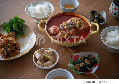 トマトで煮込んだロールキャベツの食卓 トマトで煮込んだロールキャベツの食卓 87772331