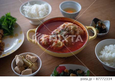 トマトで煮込んだロールキャベツの食卓 87772334